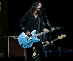 Foo Fighters: Dave Grohl fällt von der Bühne